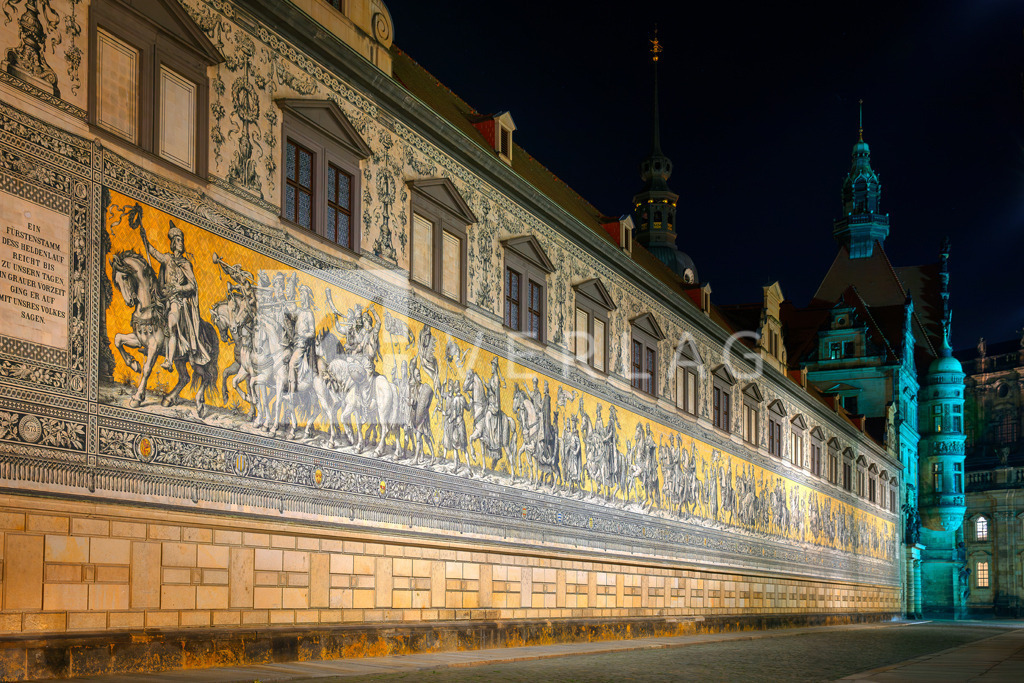 Fuerstenzug-Dresden-Nacht-FOCO2902 | Blick auf den Fürstenzug in Dresden. Ein Wandgemälde aus Meissner Porzellanfliesen. - Realisiert mit Pictrs.com