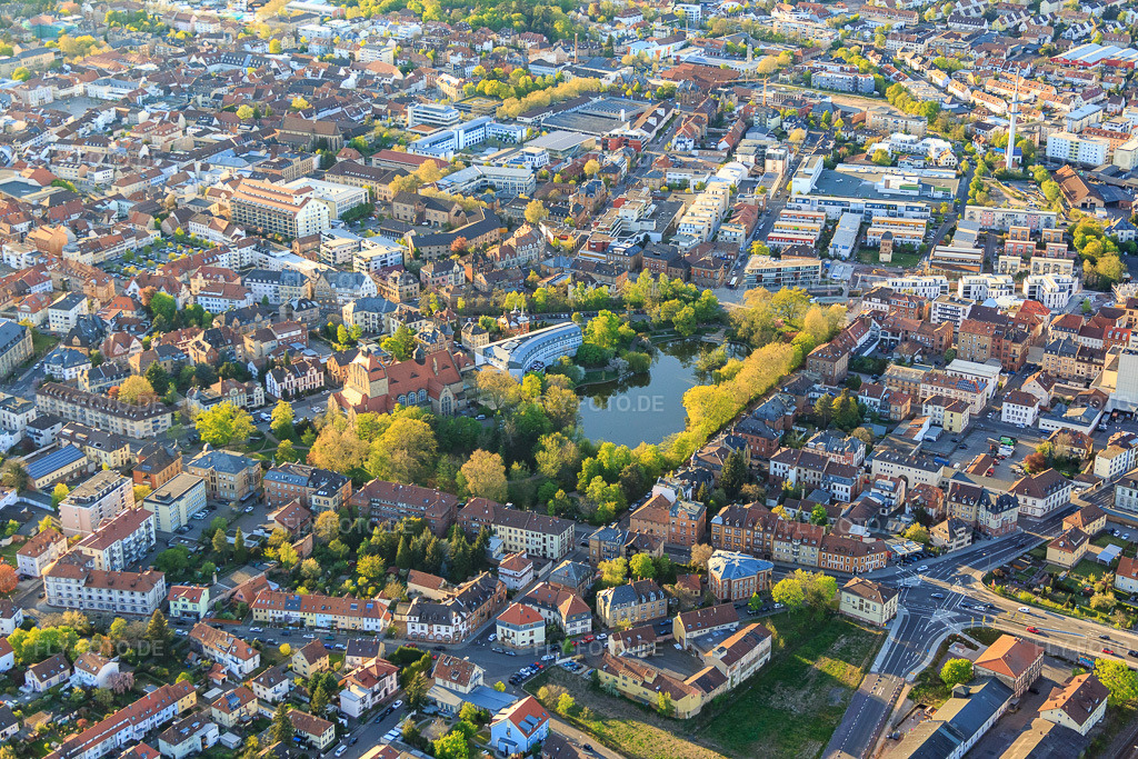 Luftbild: Parkhotel Landau am Ostpark mit Schwanenweiher in Landau in der Pfalz im Bundesland Rheinland-Pfalz in Deutschland. Foto: IMG_077440.jpg vom 21.04.2015 durch Werner Riehm/FLY-FOTO.deParkhotel Landau - zentral übernachten in der Pfalz