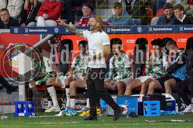 Bayer 04 Leverkusen vs Borussia Mönchengladbach - Bundesliga  | Leverkusen, Deutschland, 21.09.25:   Trainer Eugen Polanski (Borussia Mönchengladbach) gestikuliert, Gestik waehrend des Spiels der Bundesliga zwischen  Bayer 04 Leverkusen vs Borussia Mönchengladbach in der BayArena(Foto von Brauer-Fotoagentur / Adrian Schlueter)