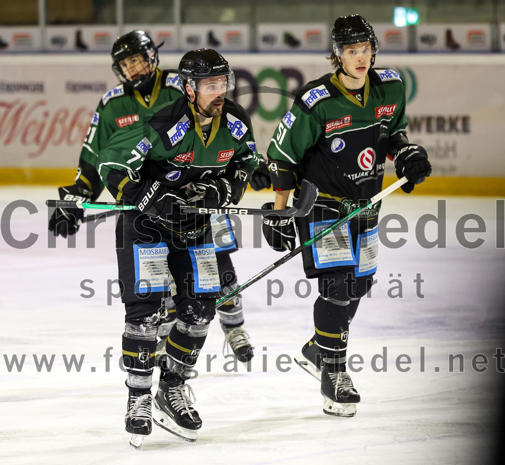 2022-11-04_044_Eishockey_TSV_Erding_gegen_TSV_Peissenberg | Erding, Deutschland, 04.11.2022:
Eishockey, Bayernliga 2022 / 2023, 10. Spieltag, TSV Erding gegen TSV Peißenberg, Endergebnis: 4:3

Philipp Michl (Erding Gladiators, #77), Ryan Murphy (Erding Gladiators, #51)

Foto: Christian Riedel / fotografie-riedel.net