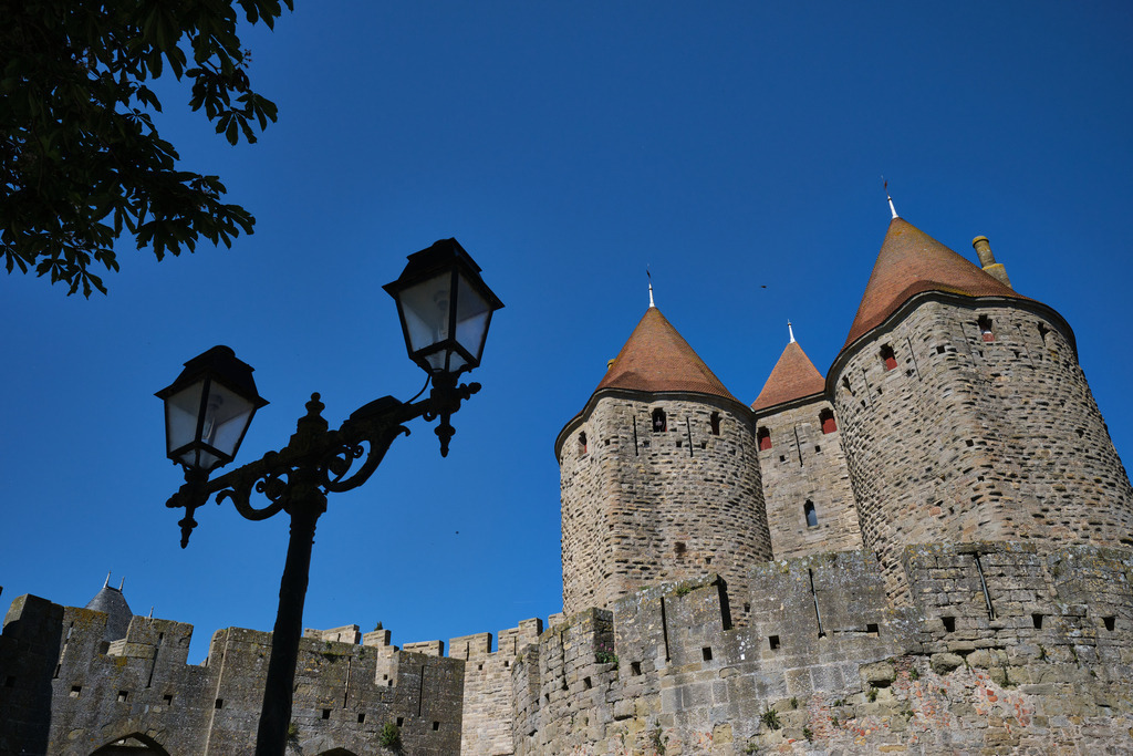 Blick auf die Cité von Carcassonne | Carcassonne, Frankreich - May 09, 2024: Blick auf die Cité von Carcassonne mit blauem Himmel. - Realisiert mit Pictrs.com