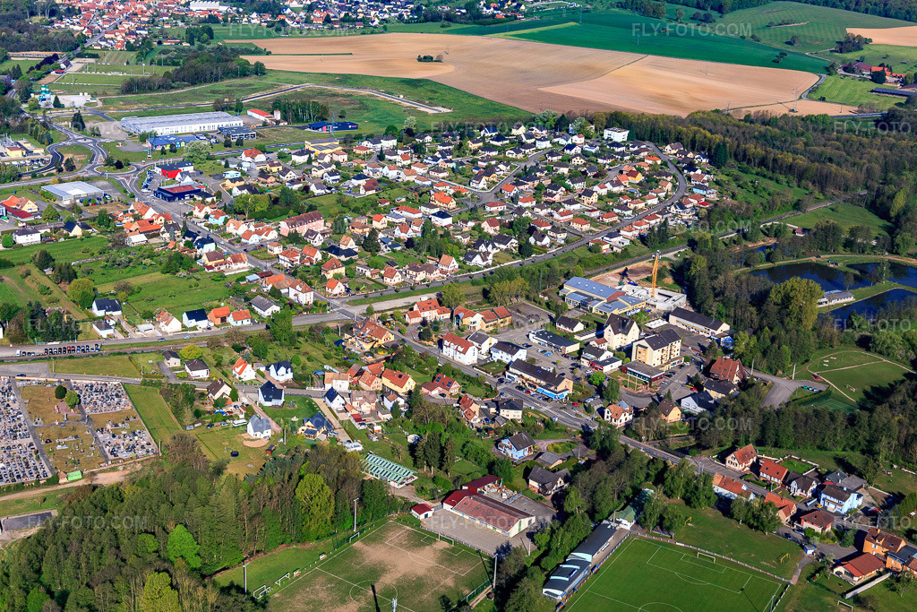 Aerial view: Rue Lacroix-sur-Meuse in Gundershoffen in the state Bas-Rhin, France.Photo: IMG_099405.jpg taken on 04/30/2017 by Werner Riehm/FLY-FOTO.comResolution of the original: 5472 x 3648 px