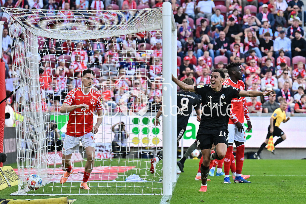 1. FSV Mainz 05 - FC Bayern München | MAINZ, GERMANY - 25. APRIL: Jubel der Bayern nach dem Treffer zum 3-3 Ausgleich durch Jamal MUSIALA (FC Bayern Munich 10) / Tor / Torschuetze / Freude / Happy während dem Bundesligamatch zwischen dem 1. FSV Mainz 05 und dem FC Bayern München am 31. Spieltag in der MEWA Arena / DFL REGULATIONS PROHIBIT ANY USE OF PHOTOGRAPHS AS IMAGE SEQUENCES AND/OR QUASI-VIDEO