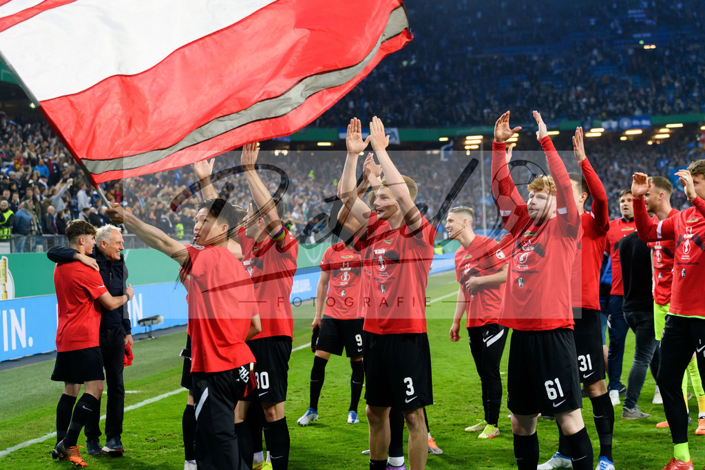 HSVSCF20220419_170 | Fussball, Herren: . Spieler von SC Freiburg Schlussjubel, jubelt nach dem 1:3 Sieg beim DFB-Pokal-Halbfinalspiel zwischen Hamburger SV und SC Freiburg im Volksparkstadion am 19.04.2022 in Hamburg, Deutschland.DFB / DFL REGULATIONS PROHIBIT ANY USE OF PHOTOGRAPHS AS IMAGE SEQUENCES AND/OR QUASI-VIDEO. - Realisiert mit Pictrs.com