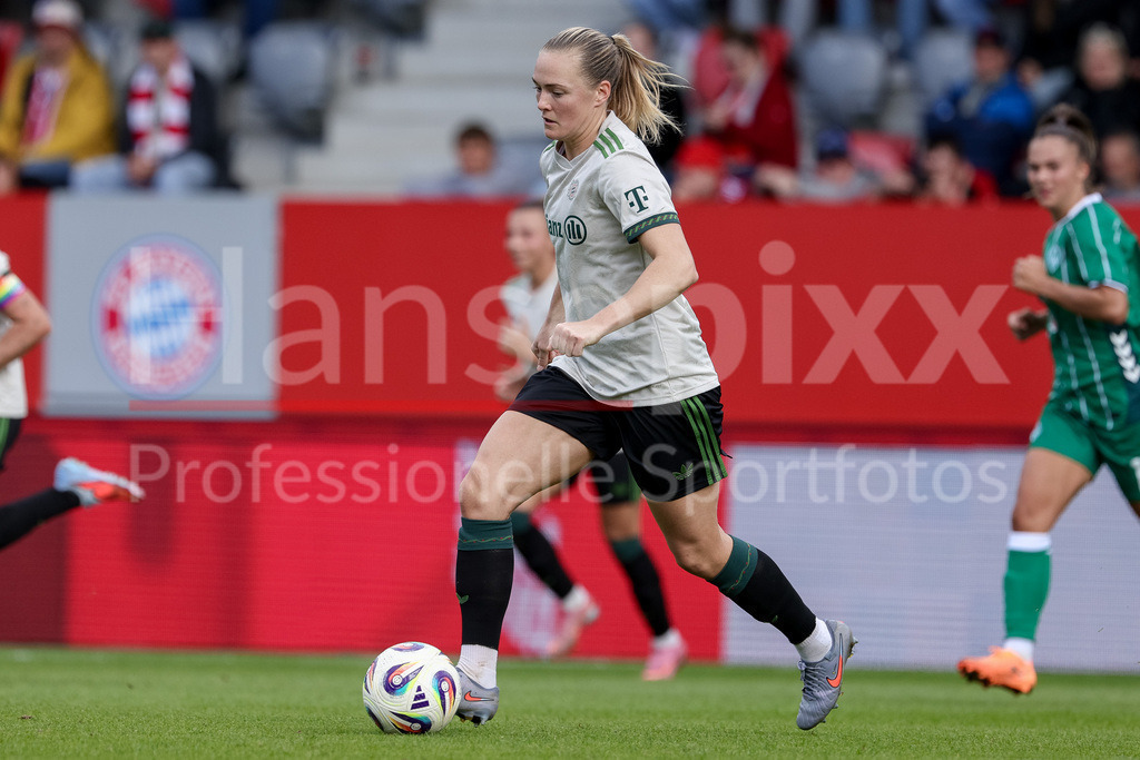 Fussball, Google Pixel Frauen-Bundesliga, FC Bayern München - SV Werder Bremen | Magdalena Eriksson (FC Bayern München, 5) am Ball, Einzelbild, Ganzkörper, Aktion, Action, Spielszene, DIE DFB-RICHTLINIEN UNTERSAGEN JEGLICHE NUTZUNG VON FOTOS ALS SEQUENZBILDER UND/ODER VIDEOÄHNLICHE FOTOSTRECKEN. DFB REGULATIONS PROHIBIT ANY USE OF PHOTOGRAPHS AS IMAGE SEQUENCES AND/OR QUASI-VIDEO.