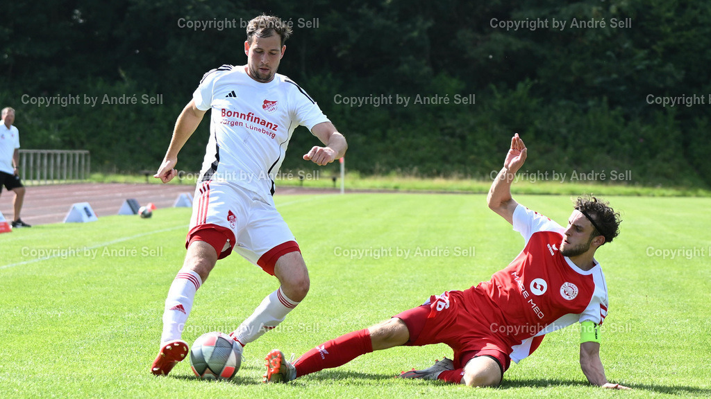 TSV Bordesholm vs. TSV Flintbek | Jesper Krampen (Bordesholm #36) / Torben Frahm (Flintbek #9) / Fußball-Verbandsliga Ost Männer 2025/2026 / TSV Bordesholm vs. TSV Flintbek / Sportanlage Platz A / 24582 Bordesholm / 16.08.25 - Realisiert mit Pictrs.com