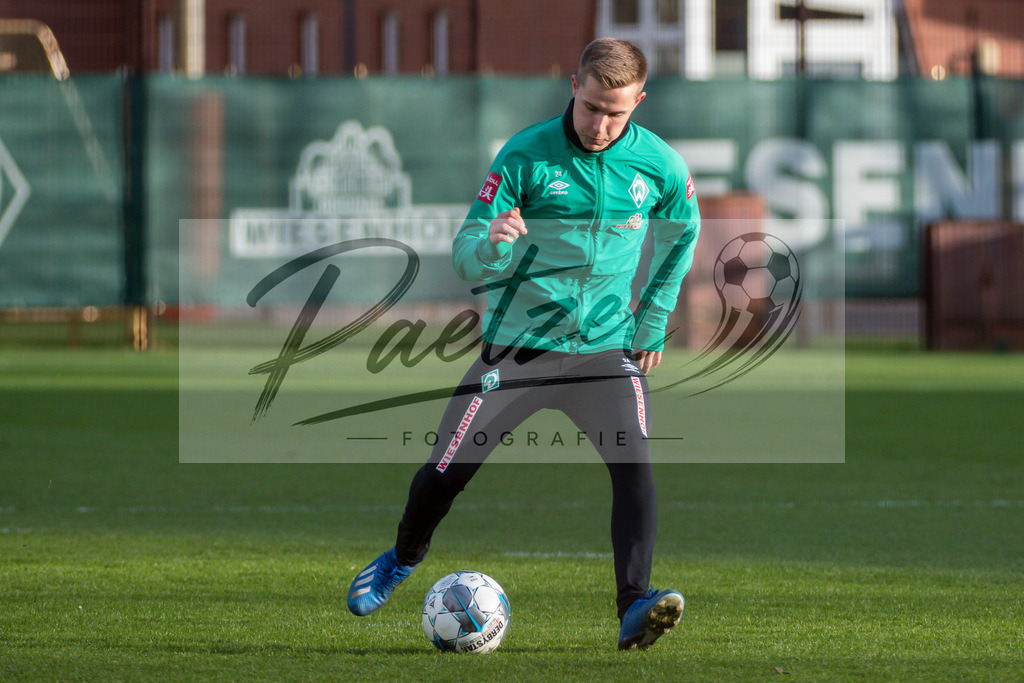 20200218_TRASVW_0024 | Fussball, Herren: Johannes Eggestein (Werder Bremen) in Aktion, am Ball, Einzelaktion waehrend der Trainingseinheit des SV Werder Bremen auf dem wohninvest Weserstadion Trainingsplatz am 18.02.2020 in Bremen, Deutschland. - Realisiert mit Pictrs.com