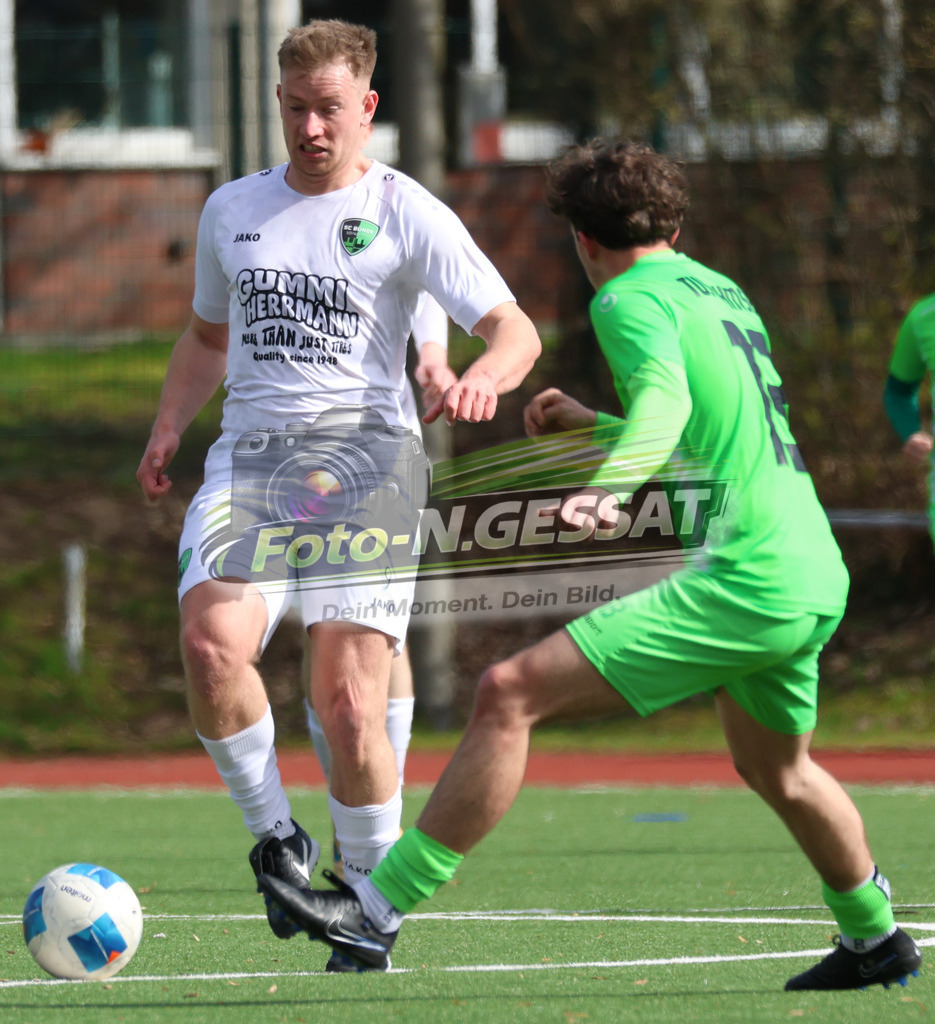 SC Bünde - TuS Ahmsen | Auf dem Bild zu sehen: weiß SC Bünde: Lukas Henning ; grün TuS Ahmsen: Louis Schröder SC Bünde, TuS Ahmsen, Saison 25/26, Bezirksliga, Deutschland - Realisiert mit Pictrs.com
