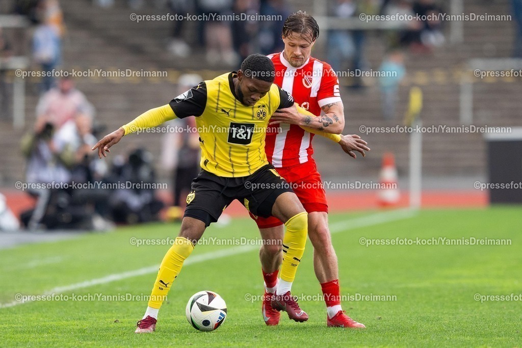 xydr13042501097 | 13.04.2025, xydrx, Fußball, Borussia Dortmund II - FC Energie Cottbus, 3.Liga, Stadion Rote Erde, Saison 2024 2025: Rodney Elongo-Yombo (Borussia Dortmund II #10) im Zweikampf gegen Henry Rorig (FC Energie Cottbus #3) DFB regulations prohibit any use of photographs as image sequences and or quasi-video.