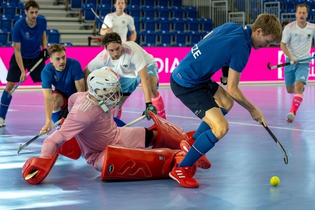 Hallenhockey-Länderspiel Deutschland gegen Tschechien im SNP-Dome in Heidelberg. Das Spiel war das letzte Testspiel vor der am nächsten Tag beginnenden Hallenhockey-EM | Hallenhockey-Länderspiel Deutschland gegen Tschechien im SNP-Dome in Heidelberg. Das Spiel war das letzte Testspiel vor der am nächsten Tag beginnenden Hallenhockey-EM - Realisiert mit Pictrs.com