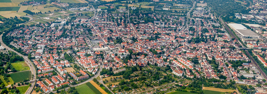 Luftbild: Ortspanoram von Süden im Ortsteil Kirchheim in Heidelberg im Bundesland Baden-Württemberg in Deutschland. Foto: IMG_29890-Bearbeitet.jpg vom 02.07.2010 durch Werner Riehm/FLY-FOTO.deAuflösung des Originals: 7952 x 2801 px