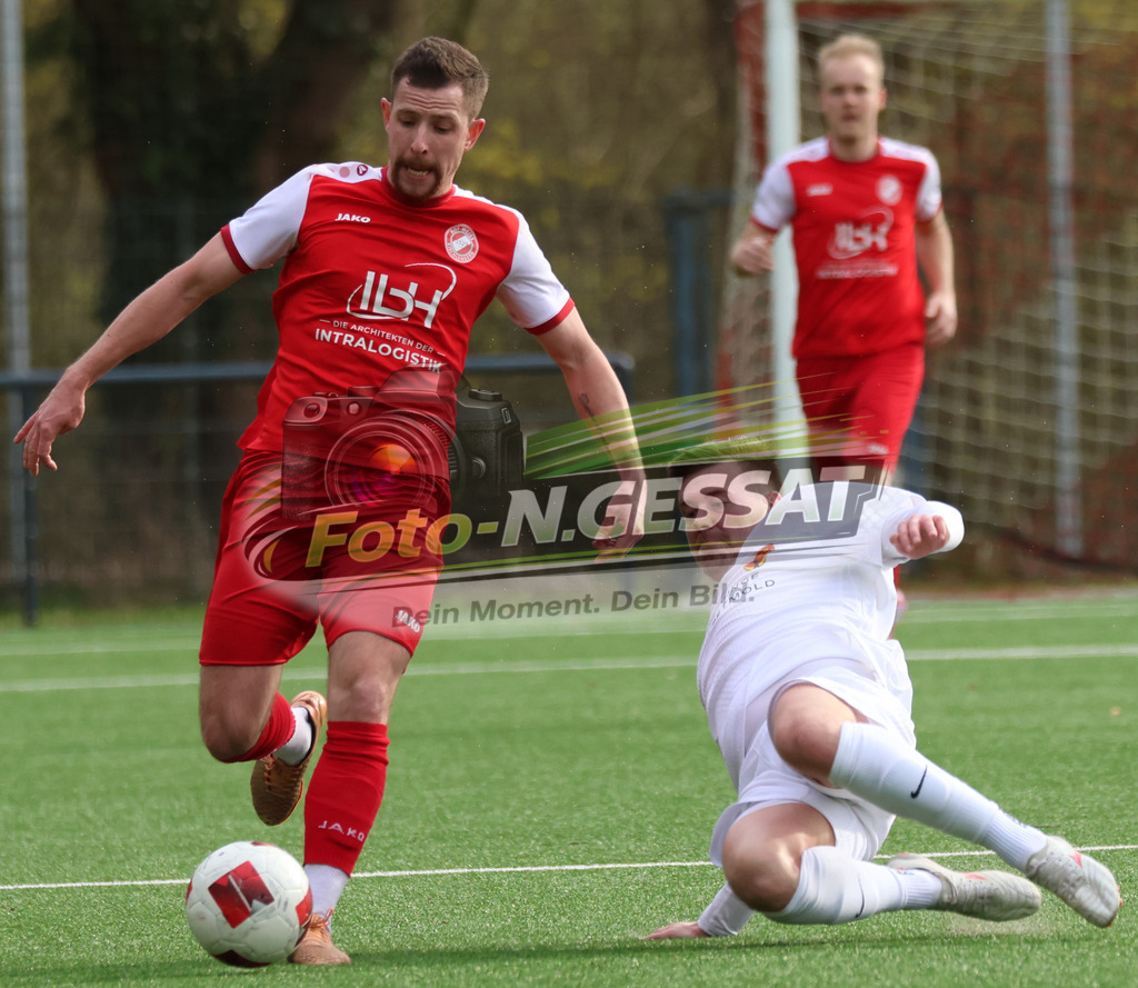 FC RW Kirchlengern - Post TSV Detmold | Auf dem Bild zu sehen: Rot FC RW Kirchlengern: Artem Panasenkov ; Weiß Post TSV Detmold: Thomas StirzFC RW Kirchlengern, Post TSV Detmold, Saison 25/26, Landesliga, Deutschland - Realisiert mit Pictrs.com