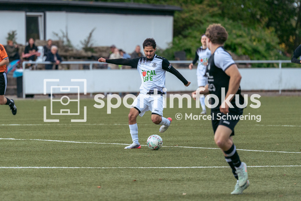 TSV 05 Ronsdorf – SSV Bergisch Born II | Yousef Rasoli (17, TSV 05 Ronsdorf) beim Pass. Bezirksliga Niederrhein, Gruppe 2: TSV 05 Ronsdorf gegen SSV Bergisch Born II, Wuppertal, 11.10.2026. Endstand: 3:1. sportimfokus / Marcel Schwering - Realisiert mit Pictrs.com