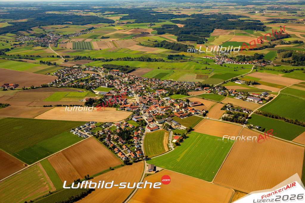 Das Luftbild zeigt :  Laberweinting - Die Luftaufnahme wurde 2023 vom UL-Flugzeug aus erstellt ( keine Drohne ) - Hochauflösende Luftaufnahme - Für grossformatige Ausdrucke geeignet. Die Geschenkidee !Mit Lizenz und Bildrechte bestellbar