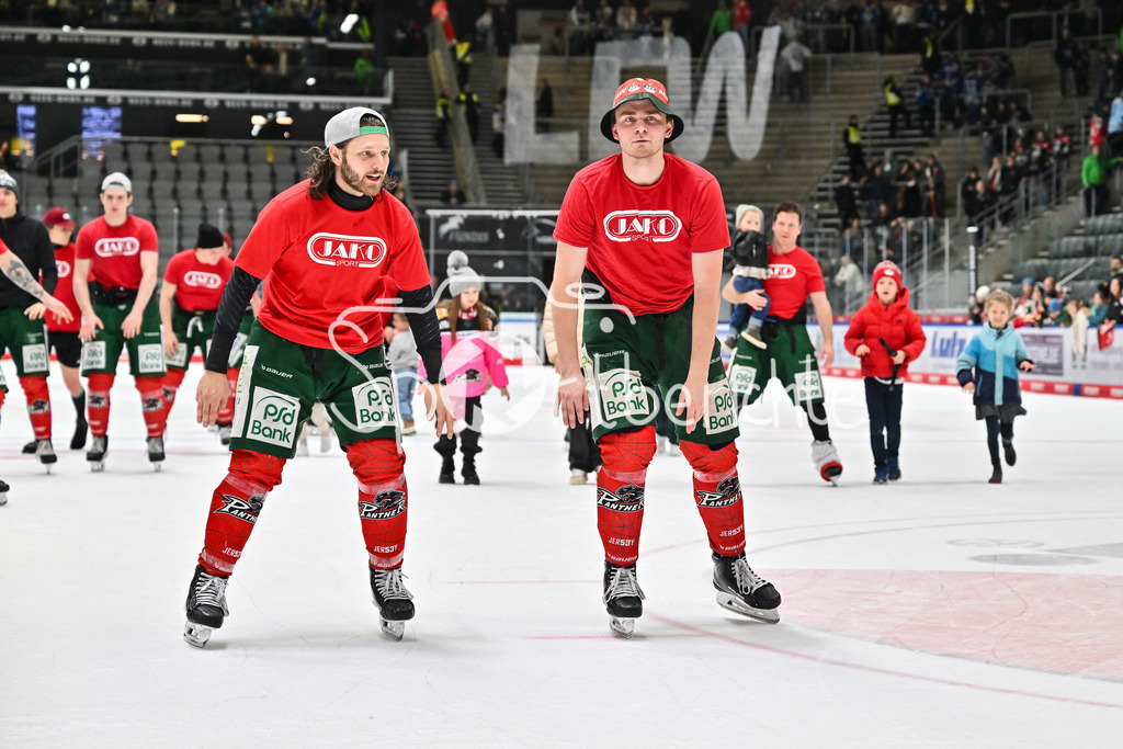 Augsburger Panther - Schwenninger Wild Wings | AUGSBURG, GERMANY - 02. JANUARY: das Team der Panther feiert zusammen mit den Fans den wichtigen Heimsieg gegen die Wild Wings nach dem Match zwischen den Augsburger Panthern und den Schwenninger Wild Wings am 35. Spieltag der Penny DEL im Curt Frenzel Stadion / Anthony LOUIS (Augsburger Panther 18), Alexander BLANK (Augsburger Panther 26)