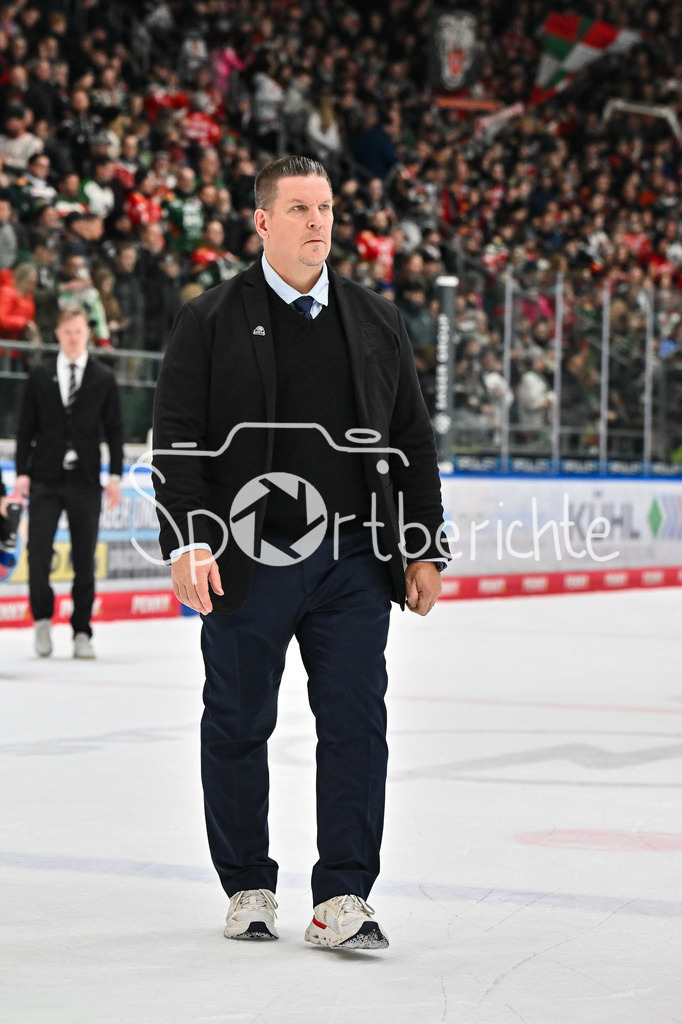 Augsburger Panther - Löwen Frankfurt | AUGSBURG, GERMANY - 16. JANUARY: im Bild Tom POKEL Headcoach Löwen Frankfurt / Einzelfoto / Freisteller mit hängendem Kopf nach dem Match zwischen den Augsburger Panthern und den Löwen Frankfurt am 40. Spieltag der penny DEL im Curt Frenzel Stadion
