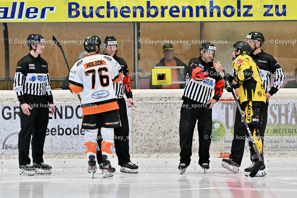EC Hornets Spittal vs. USC Piraten Velden 18.2.2024 | #76 Holzer Nikolaus USC Velden, #9 Essmann Kevin EC Hornets Spittal, Puff Wolfgang Referee, Wassermann Michael Referee, DREIER Alexander Referee, Mike David Referee, EC Hornets Spittal vs. USC Piraten Velden 18.2.2024, EC Hornets Spittal vs. USC Piraten Velden 18.2.2024 am 18.02.2024 in Spittal an der Drau (Eissportzentrum Spittal), Austria, (Photo by Bernd Stefan)