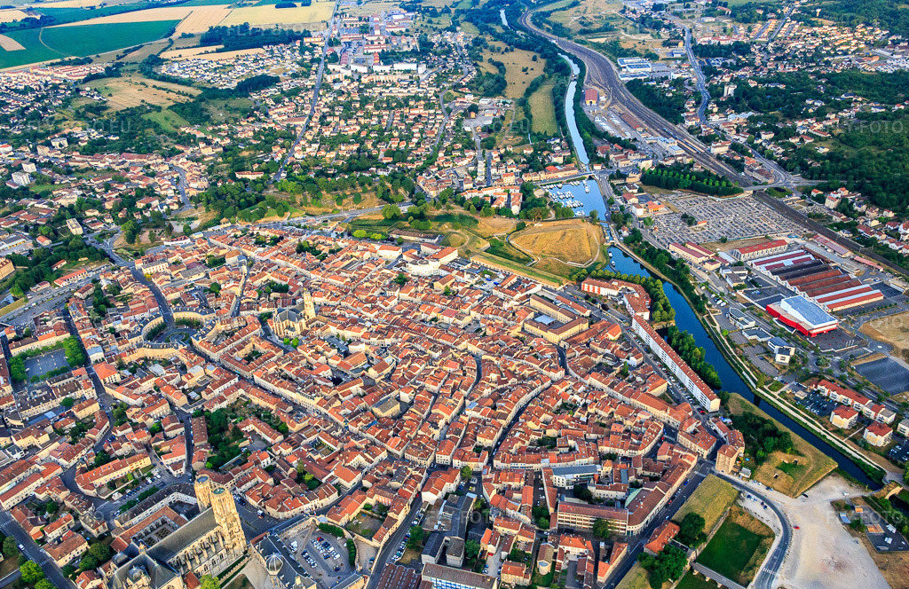 Vue aérienne: Centre-ville historique vu de l'est à Toul dans le département Meurthe et Moselle, France – .Photo: IMG_083487.jpg prise le 13/07/2015 par Werner Riehm/FLY-FOTO.eu – Résolution de l'original: 5321 x 3451 px