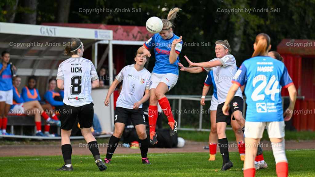 Kieler MTV vs Holstein Kiel | Lina Uck (KMTV #8) &amp; Stefanie Schoepke (KMTV #3) &amp; Maria Proll (KMTV #20) / Ronja Jürgensen (Holstein #8)Fußball-Regionalliga Nord Frauen 2024/2025 / Kieler MTV vs Holstein Kiel / Hauptplatz Schilksee / Kiel / 06.10.24 - Realisiert mit Pictrs.com