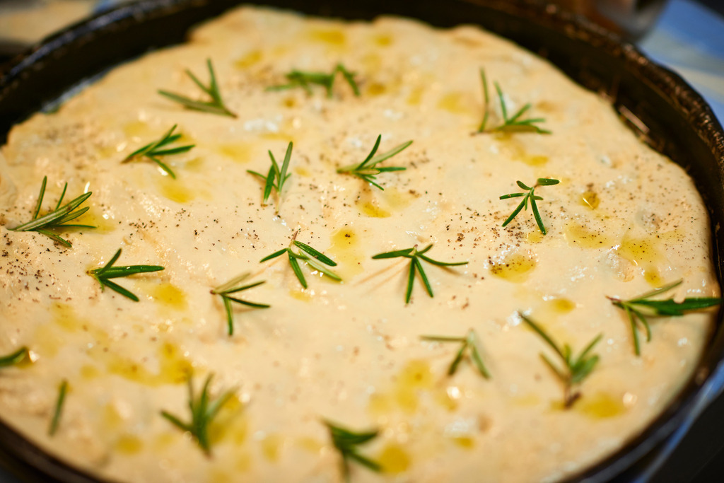 Focaccia Teig in dr Pfanne | Cortona, Italien - August 29, 2016: Residenza Storica Dolce Maria; Focaccia Teig in der Pfanne mit Rosmarin. - Realisiert mit Pictrs.com