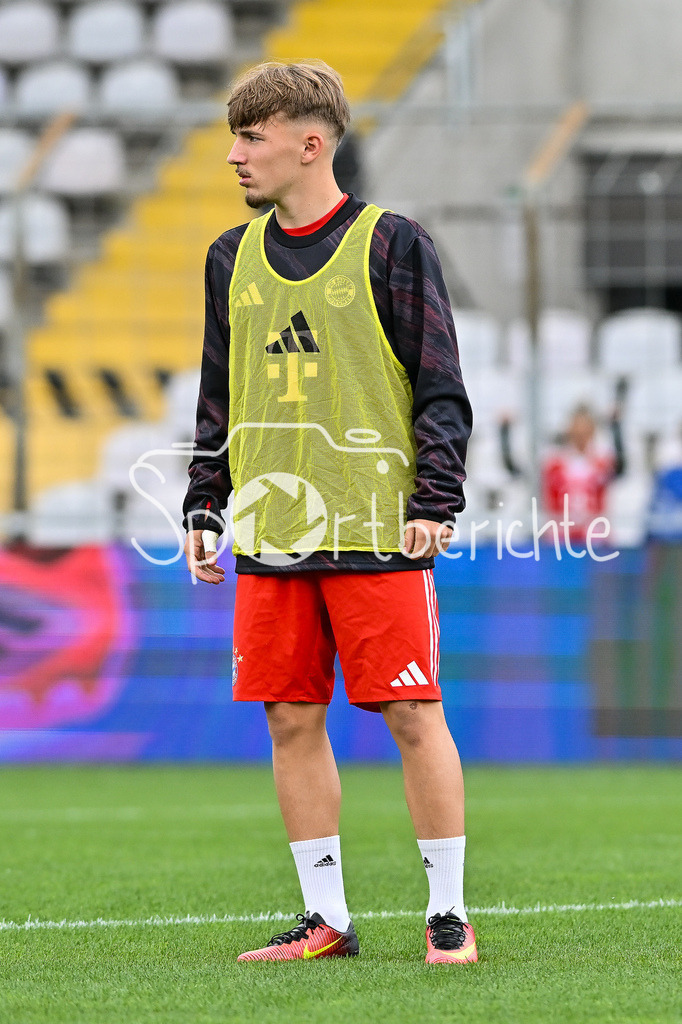 FC Bayern Amateure - FC Würzburger Kickers | Steht heute in der Startelf - Lennart KARL (FC Bayern München II #7) / Einzelfoto / Freisteller / Regionalliga Bayern: FC Bayern Amateure - FC Würzburger Kickers; Grünwalder Stadion am 27.09.2025