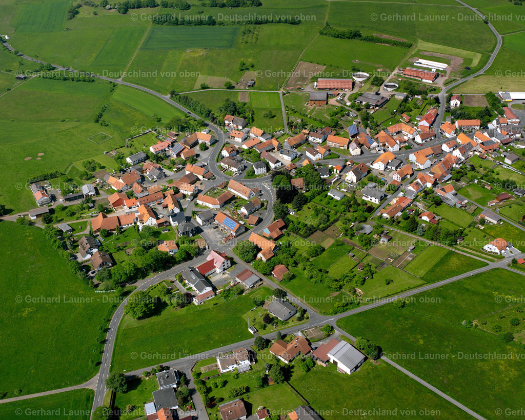 2615428 | MEICHES 09.06.2006 Landwirtschaftliche Nutzflächen und Feldgrenzen  umsäumen das Siedlungsgebiet des Dorfes in Meiches im Bundesland Hessen, Deutschland // Agricultural land and field boundaries surround the settlement area of the village  in Meiches in the state Hesse, Germany Foto: Gerhard Launer