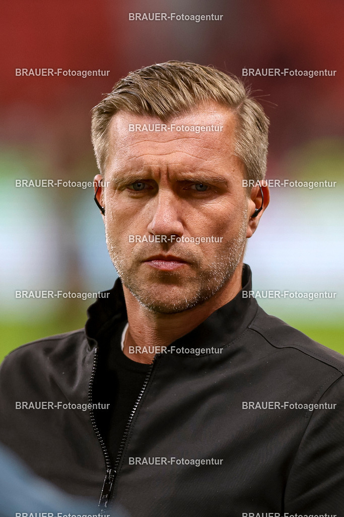 Bayer 04 Leverkusen vs Eintracht Frankfurt - Bundesliga  | Leverkusen, Deutschland, 12.09.25:   Sportvorstand Eintracht Frankfurt Markus Krösche schaut waehrend des Spiels der Bundesliga zwischen  Bayer 04 Leverkusen vs Eintracht Frankfurt in der BayArena(Foto von Brauer-Fotoagentur / Adrian Schlueter)
