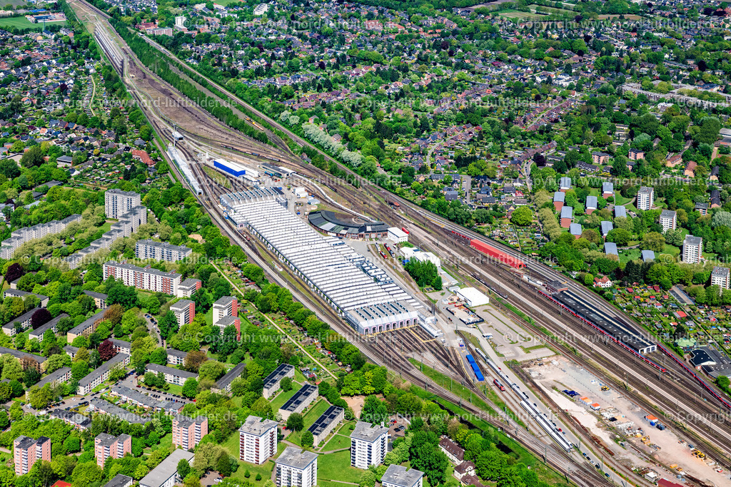 Hamburg_Eidelstedt_ICE Werk_Hamburgeidelstedt_ELS_4476010525 | HAMBURG 01.05.2025 Baustelle zum Neubau einer Instandhaltungswerkstatt, Bahnbetriebswerk und Ausbesserungswerk für die Wartung und Instandhaltung von Zug- Waggons " ICE Werk " an der Elbgaustraße im Ortsteil Eidelstedt in Hamburg, Deutschland. Weiterführende Informationen bei: Deutsche Bahn AG. // Railway depot and repair shop for maintenance and repair of trains " ICE Intercity Express " in the district Eidelstedt in Hamburg, Germany. Further information at: Deutsche Bahn AG. Foto: Martin Elsen