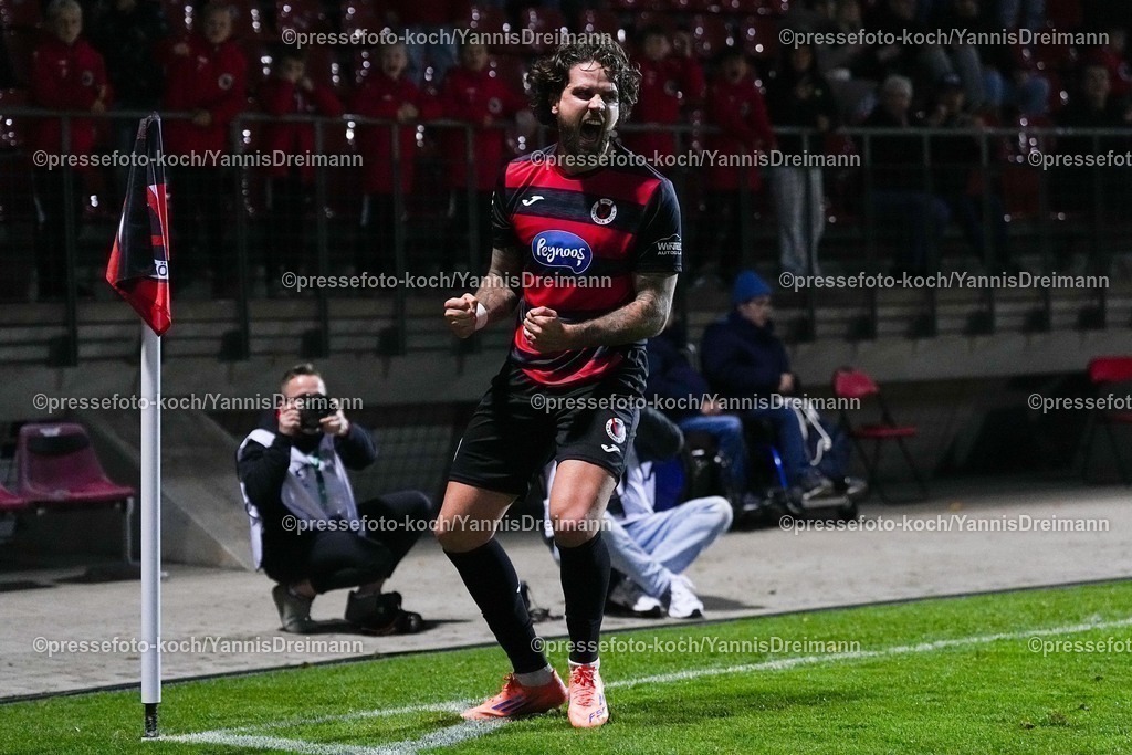 xYDR31102501073 | 31.10.2025, xydrx, Fußball, 3.Liga, FC Viktoria Köln - FC Ingolstadt 04, Saison 2025 2026, Sportpark Höhenberg:Torjubel nach dem Tor zum 3:1 für den FC Viktoria Köln durch Torschütze Lex-Tyger Lobinger (FC Viktoria Köln #9)   DFB regulations prohibit any use of photographs as image sequences and or quasi-video.