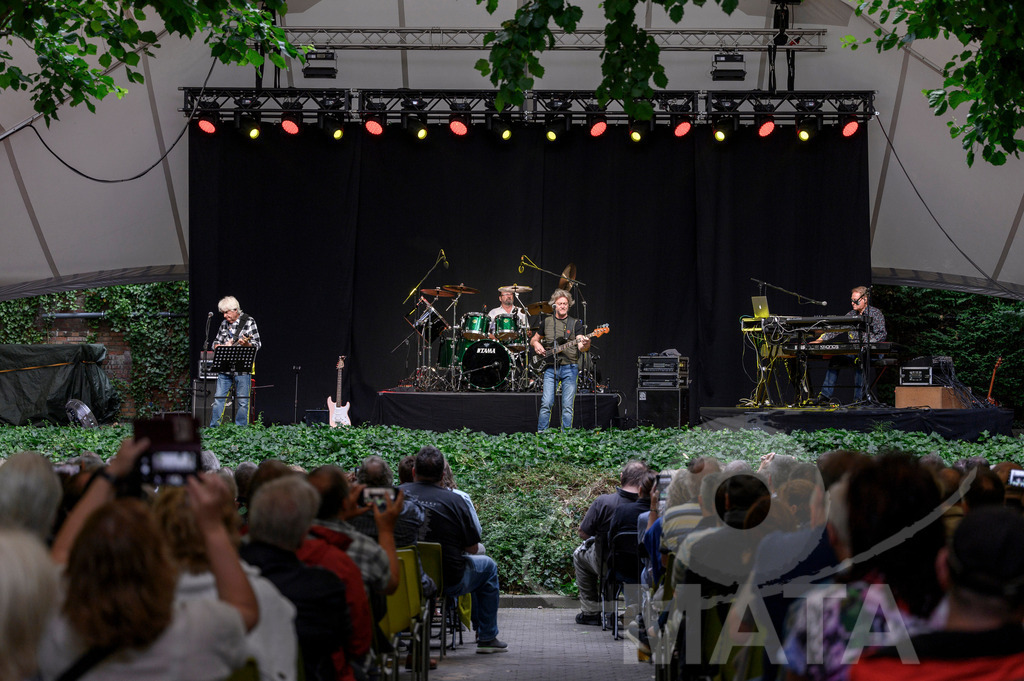 _DWI2384 | John Lees von John Lees' Barclay James Harvest live bei einem Konzert in Serenadenhof Nürnberg, 01.07.2023 - Realisiert mit Pictrs.com