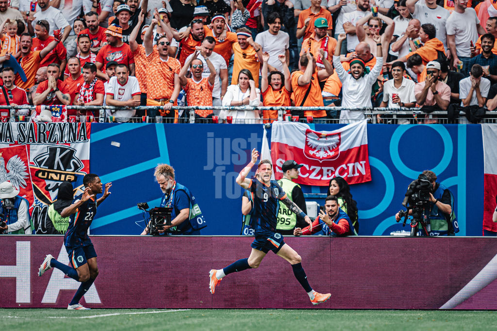 Fußball | Herren | UEFA-Fußball-Europameisterschaft 2024 | Gruppe D | Polen vs. Niederlande | 16.06.2024 | Wout Weghorst (#9, Niederlande) schießt ein Tor und jubelt