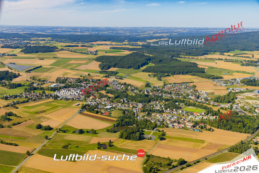 Luftaufnahme der Stadt Marktleuthen - Die Luftaufnahme wurde 2025 vom UL-Flugzeug heraus erstellt ( keine Drohne ) - Hochauflösende Luftaufnahme - für professionelle Ausdrucke geeignet. Die Geschenkidee !Mit Lizenz und Bildrechte bestellbar