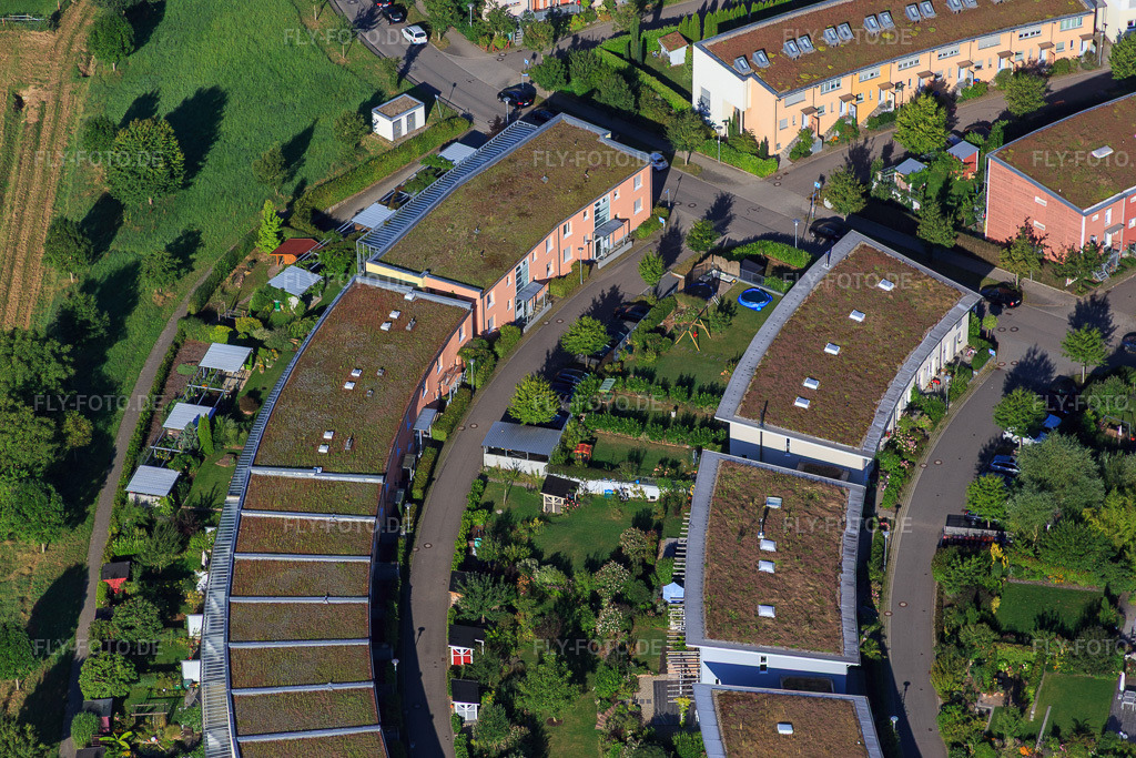 Luftbild: Wie ein Amphitheater angelegtes Wohnquartier Fünfzig Morgen im Ortsteil Hohenwettersbach in Karlsruhe im Bundesland Baden-Württemberg in Deutschland. Foto: IMG_092908.jpg vom 13.08.2016 durch Werner Riehm/FLY-FOTO.de