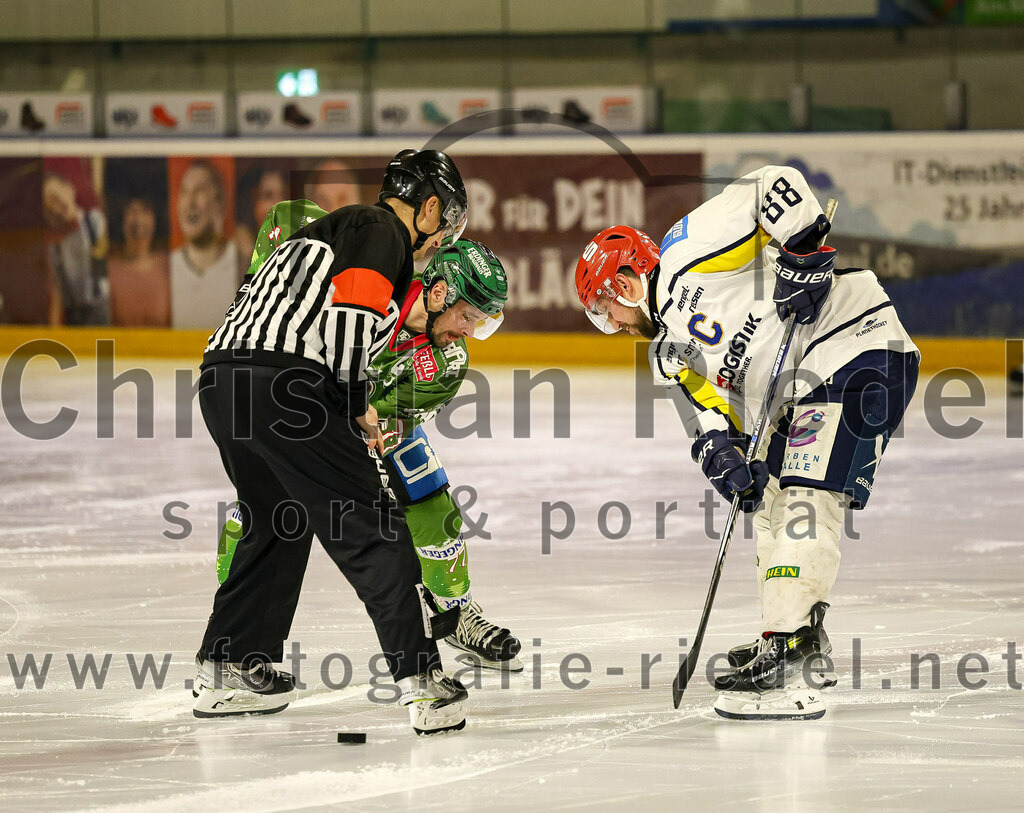 2023-12-26_082_TSV_Erding_gegen_ERV_Schweinfurt | Erding, Deutschland, 26.12.2023:
Eishockey, Bayernliga Vorrunde 2023 / 2024, 20. Spieltag, TSV Erding gegen ERV Schweinfurt, Endergebnis: 9:3

Philipp Michl (Erding Gladiators, #77), Dylan Hood (ERV Schweinfurt, #88)

Foto: Christian Riedel / fotografie-riedel.net