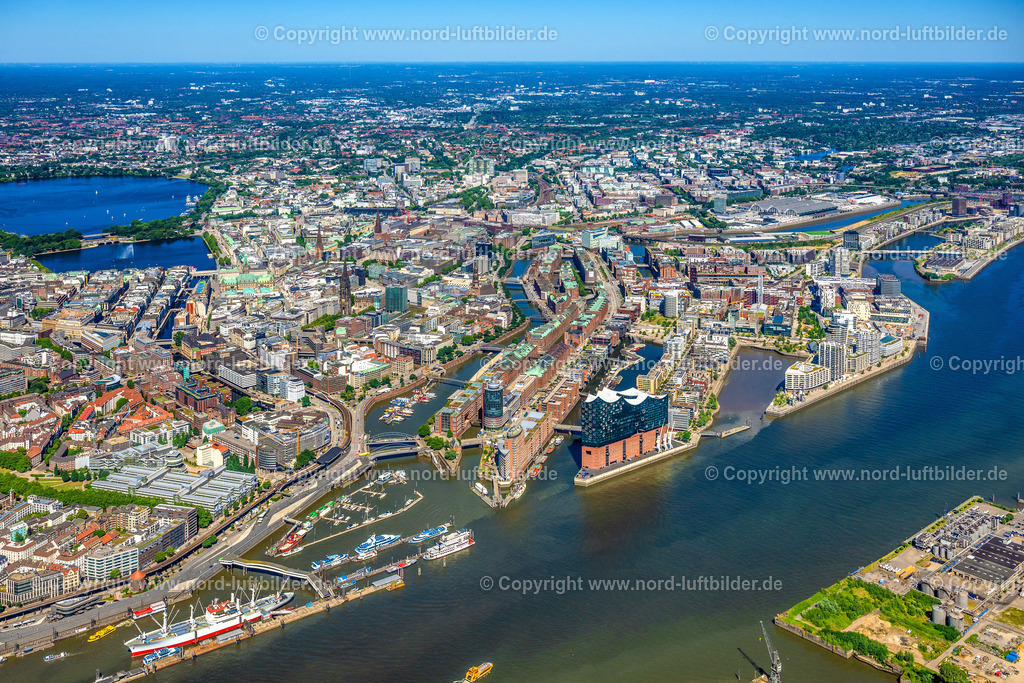 Hamburg_Speicherstadt_Hafencity_Baakenhafen_Elbphilharmonie_ELS_8418010725 | HAMBURG 16.06.2025 Gebäude, Straßen und Kanäle der Hafencity und Speicherstadt in Hamburg, Deutschland. // Buildings, streets and canals of the Hafencity and Speicherstadt in Hamburg, Germany. Foto: Martin Elsen