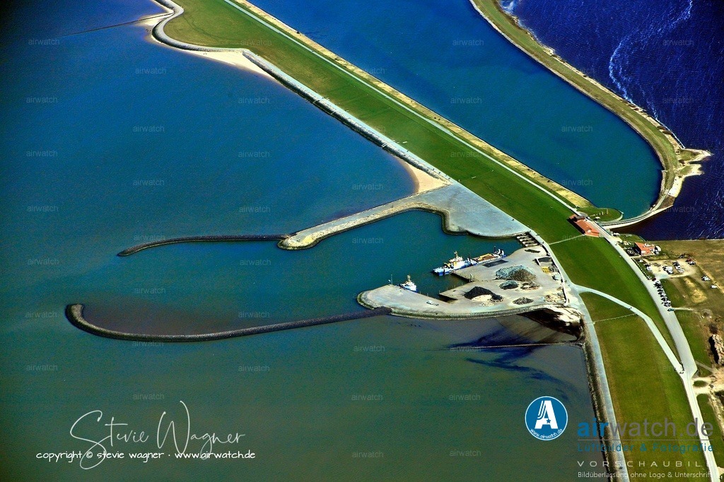Luftbilder Nordstrand & Beltringharder Koog | Das Holmer Siel ist ein klassisches Siel, also ein verschließbarer Wasserdurchlass in einem Deich, der die Entwässerung des hinter dem Deich liegenden Marschlandes in die Nordsee ermöglicht. Seine Funktion basiert auf dem natürlichen Wechsel von Ebbe & Flut.