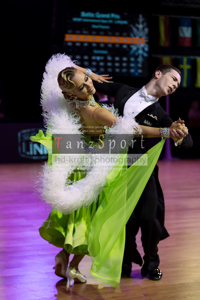 20241215_WDSF_Int_Open_Std-Riga-8903 | Tanzsportbilder, Standardtanz, Lateintanz, WDSF, DTV, LTVB, dancecomp, goc, hessen tanzt, blaues band der spree, walzer, tango, wiener walzer, slowfox, quickstepp, samba, rumba, cha-cha-cha, paso doble. jive, hd-kroft photography, turniertanzsport