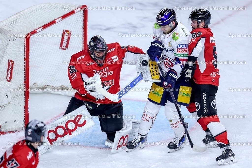 KEC23042501087 | 23.04.2025, Eishockey, DEL Finale Play-offs, Kölner Haie - Eisbären Berlin, Finale Spiel 3, Lanxess-Arena Köln: Julius Hudacek (Kölner Haie #35) verteidigt zusammen mit Otso Rantakari (Kölner Haie #52)  gegen Lean Bergmann (Eisbaeren Berlin #10) 