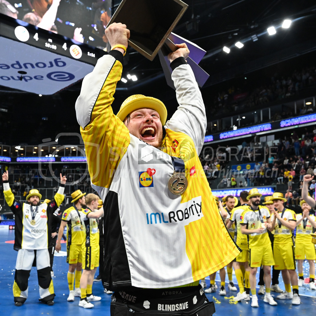 Zug United - HC Rychenberg - 25. April 2026 | Eric Kunz (#35 HC Rychenberg Winterthur) mit Pokal am L-UPL Superfinal-Spiel zwischen Zug United und HC Rychenberg am 25. April 2026 in der BCF Arena, Fribourg, Schweiz.Bild: Sportfotografie Markus Aeschimann | www.markus-aeschimann.ch - Realisiert mit Pictrs.com