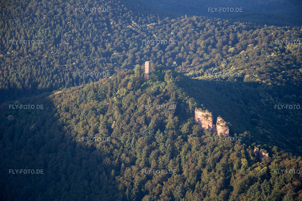 Burg Trifels | Luftbild: Burg Trifels in Annweiler am Trifels im Bundesland Rheinland-Pfalz in Deutschland. Foto: IMG_091607.jpg vom 10.07.2016 durch Werner Riehm/FLY-FOTO.de - Realisiert mit Pictrs.com