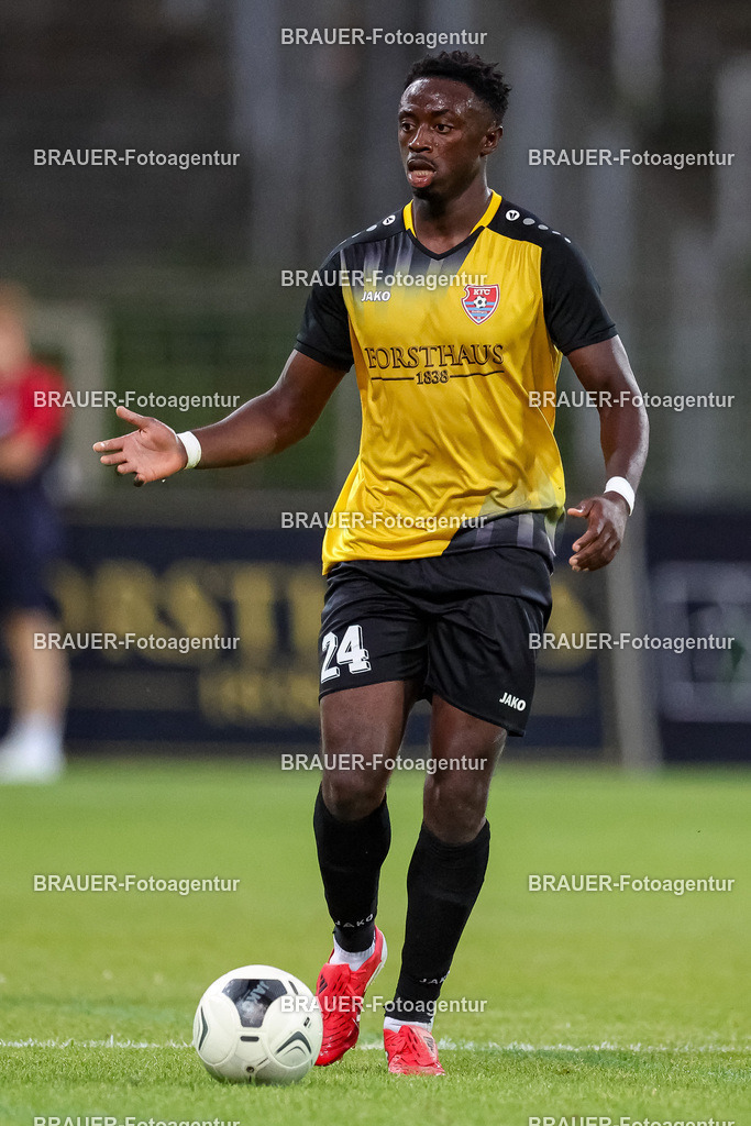 SB_KFCBAU_20250815_4998.JPG -  - KFC Uerdingen - SF Baumberg - Oberliga Niederrhein | Krefeld, Deutschland, 15.08.25: Kingsley Helmut Marcinek (KFC Uerdingen) in Aktion, am Ball, Einzelaktion während des Oberliga Niederrhein Spiels zwischen KFC Uerdingen - SF Baumberg in der Grotenburg Stadion am 15. August 2025 in Krefeld, Deutschland. (Foto von Stefan Brauer/Brauer-Fotoagentur)