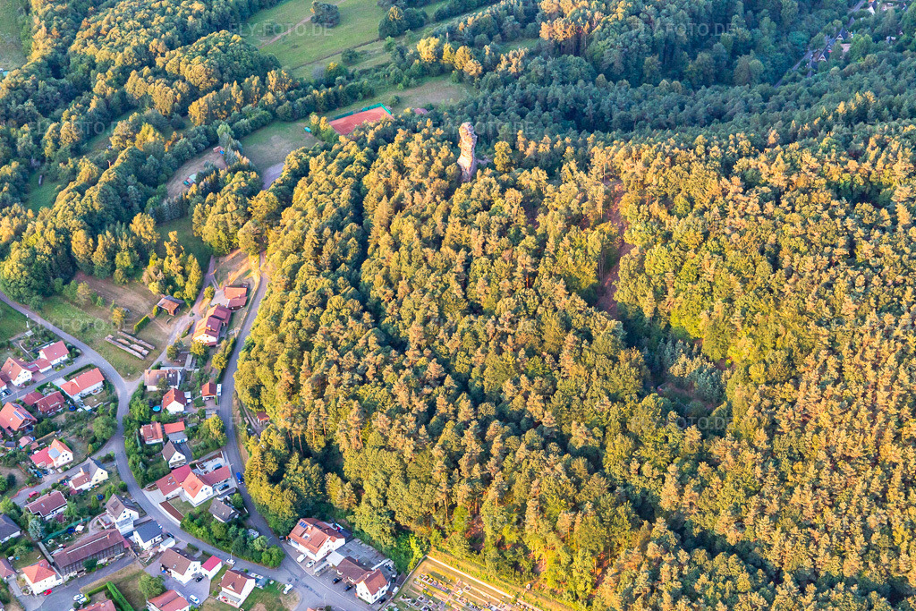 Luftbild: Kriemhildenstein im Ortsteil Gossersweiler in Gossersweiler-Stein im Bundesland Rheinland-Pfalz in Deutschland. Foto: IMG_109672.jpg vom 06.08.2018 durch Werner Riehm/FLY-FOTO.de