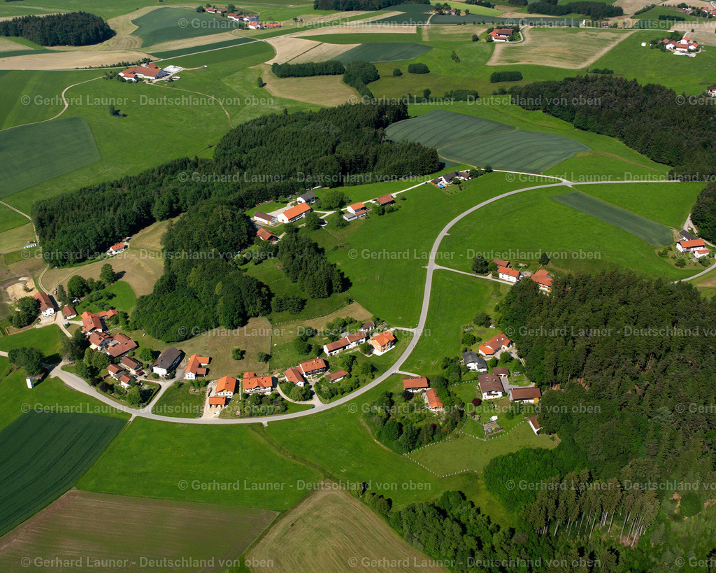 2600895 | WALDBERG 09.06.2006 Landwirtschaftliche Nutzflächen und Feldgrenzen  umsäumen das Siedlungsgebiet des Dorfes in Waldberg im Bundesland Bayern, Deutschland // Agricultural land and field boundaries surround the settlement area of the village  in Waldberg in the state Bavaria, Germany Foto: Gerhard Launer