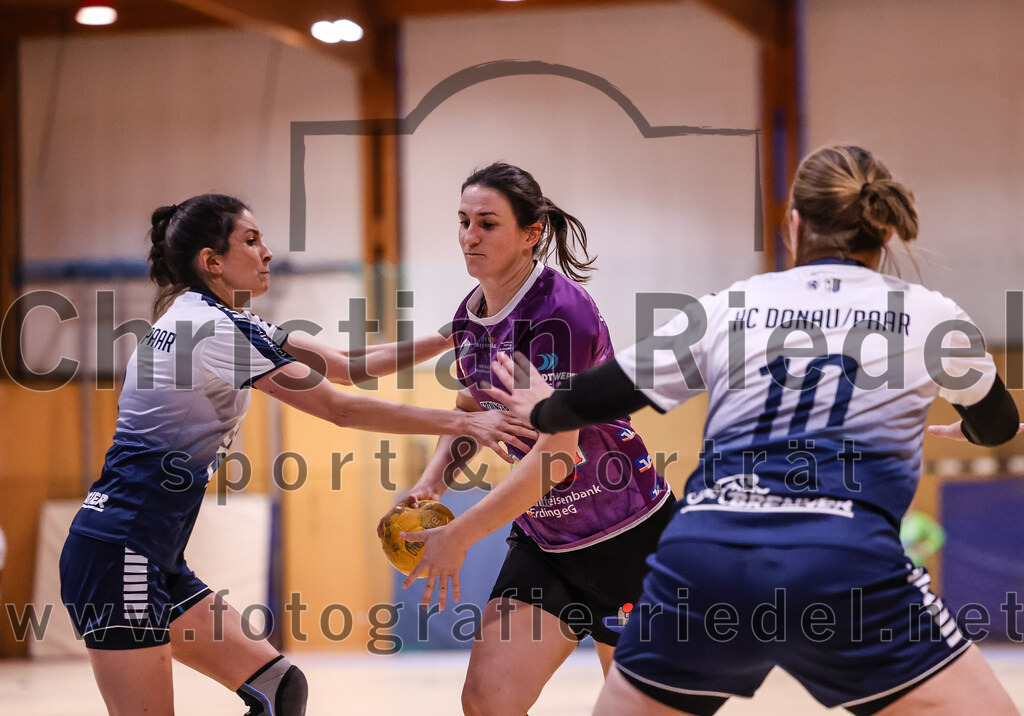2024-11-24_012_SpVgg_Altenerding_gegen_HC_Donau-Paar_II | Erding, Deutschland, 24.11.2024:Handball, Bezirksoberliga Frauen Altbayern 2024 / 2024, 6. Spieltag, SpVgg Altenerding gegen HC Donau/Paar II, Endergebnis: 24:24Svenja Sandgruber (HC Donau/Paar, #6), Janina Konrad (SpVgg Altenerding, #2), Stephanie Lerailler (HC Donau/Paar, #10)Foto: Christian Riedel / fotografie-riedel.net