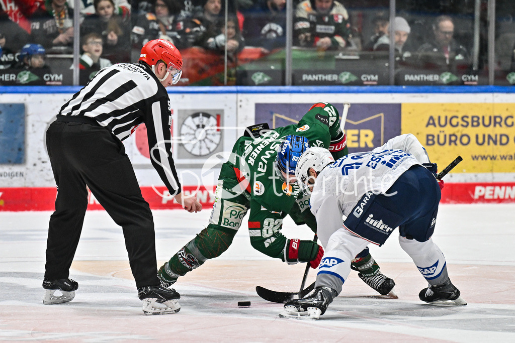 Augsburger Panther - Adler Mannheim | AUGSBURG, GERMANY - 28. DECEMBER: beim Bully Alexandre GRENIER (Augsburger Panther 82) und Luke ESPOSITO (Adler Mannheim 19) während dem Match zwischen den Augsburger Panthern und den Adler Mannehim am 33. Spieltag der Penny DEL im Curt Frenzel Stadion