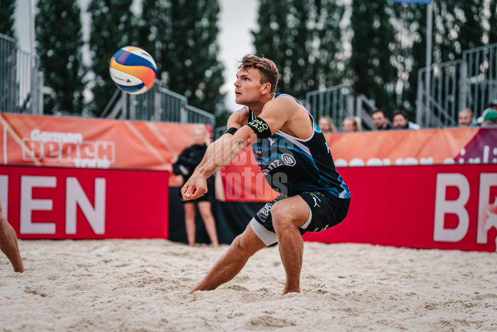 Beachvolleyball | Männer | German Beach Tour 2024 | Tourstop Bremen | 08.06.2024 | Daniel Kirchner bei der Annahme
