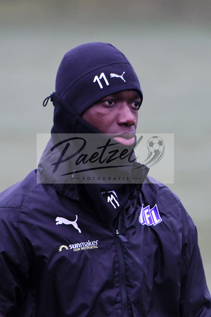 20200125_TRAOSN_0026 | Fußball, Herren: Assan Ceesay (VfL Osnabrück) schaut beim Training des VfL Osnabrück am 25.01.2020 im Sportpark Illoshöhe in Osnabrück, Deutschland.(Foto von Nico Paetzel) - Realisiert mit Pictrs.com