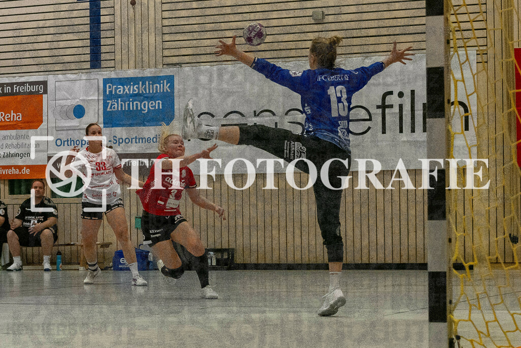 DEU, HSG Freiburg - TG Nuertingen, Handball, 2. Handball-Bundesliga, Saison 2023/2024, 04. Spieltag, Saison 2023/2024, 07.10.2023 | Hannah Person (HSG Freiburg, #03) beim Wurf auf das Tor von Christine Foth (TG Nuertingen, #13)

DEU, HSG Freiburg - TG Nuertingen, Handball, 2. Handball-Bundesliga, Saison 2023/2024, 04. Spieltag, Saison 2023/2024, 07.10.2023

Foto: Eibner-Pressefoto/Thomas Hess