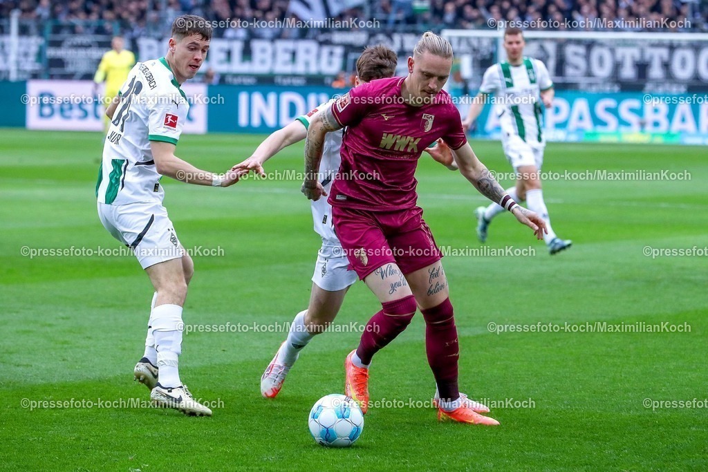 BMG21022501017 | 22.02.2025, Fußball, Borussia Mönchengladbach - FC Augsburg, 1. Fußball Bundesliga, Borussia-Park, Saison 2024 2025: Marius Wolf (FC Augsburg #11) im Zweikampf gegen Philipp Sander (Mönchengl. #16)DFB regulations prohibit any use of photographs as image sequences and or quasi-video.