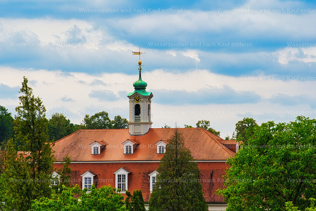 Herrnhut - Blick auf den Kirchsaal | Historischer Kirchsaal in Herrnhut – schlichte, elegante Architektur und eine besondere Atmosphäre, die die Geschichte und Tradition der Herrnhuter Brüdergemeine widerspiegelt. Herrnhut ist eine Stadt im sächsischen Landkreis Görlitz in der Oberlausitz. Zentral zwischen den Städten Löbau und Zittau gelegen, ist sie als Gründungsort der Herrnhuter Brüdergemeine, durch die Produktion der Herrnhuter Sterne und internationale Missionsarbeit bekannt. - Realisiert mit Pictrs.com